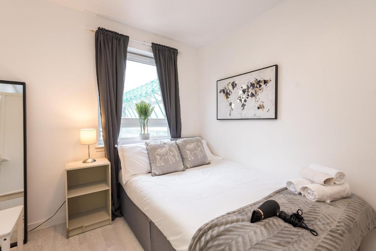 Modern Spacious 3 Bedroom City Centre Apartment - Free Parking - Private Balcony Edinburgh Bagian luar foto