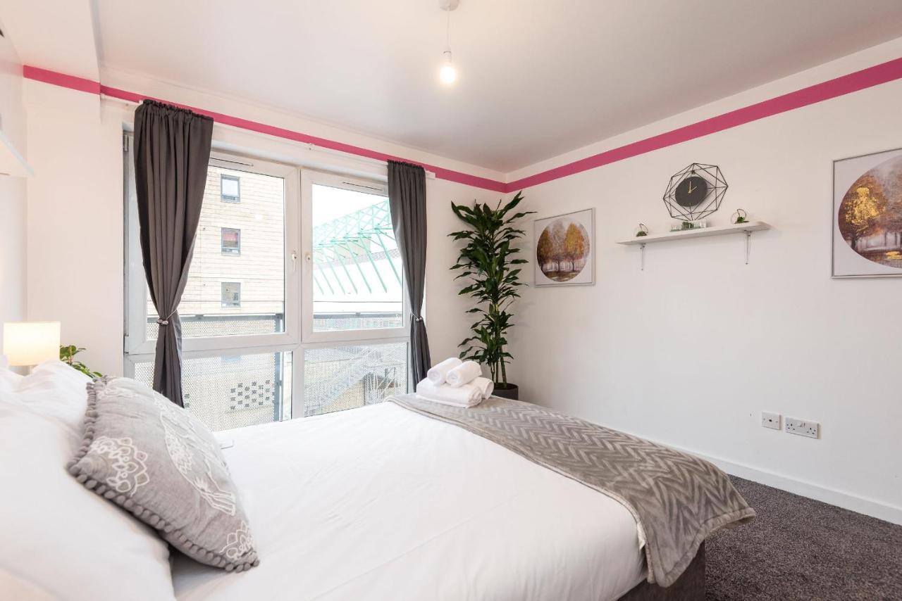 Modern Spacious 3 Bedroom City Centre Apartment - Free Parking - Private Balcony Edinburgh Bagian luar foto