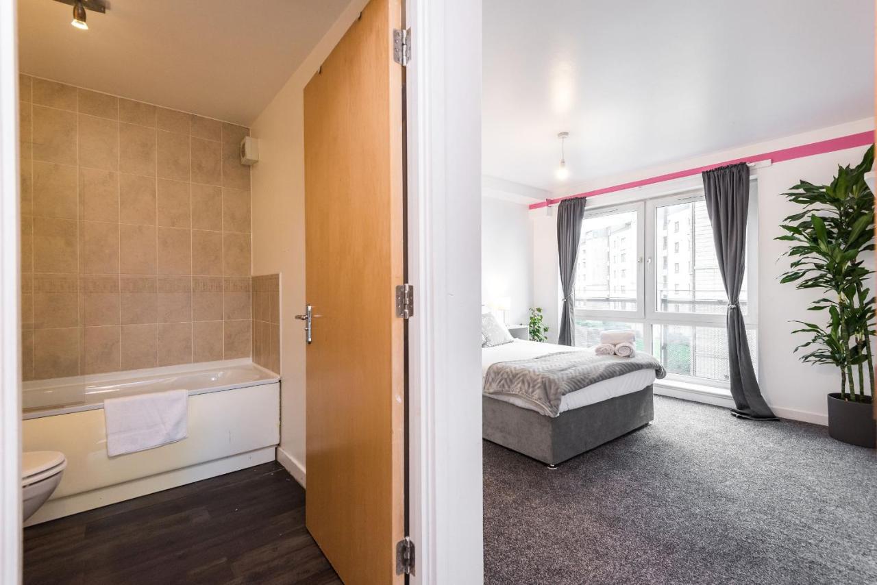 Modern Spacious 3 Bedroom City Centre Apartment - Free Parking - Private Balcony Edinburgh Bagian luar foto