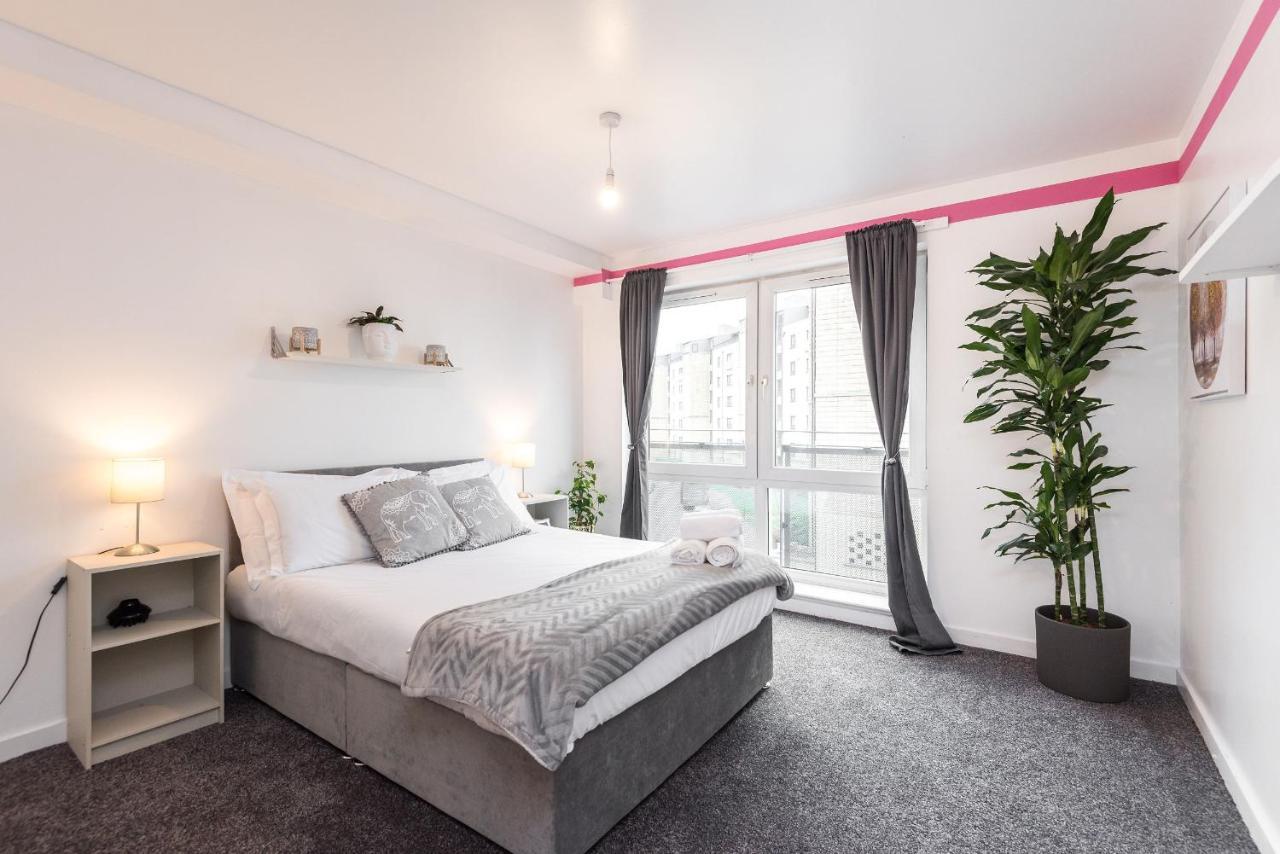 Modern Spacious 3 Bedroom City Centre Apartment - Free Parking - Private Balcony Edinburgh Bagian luar foto