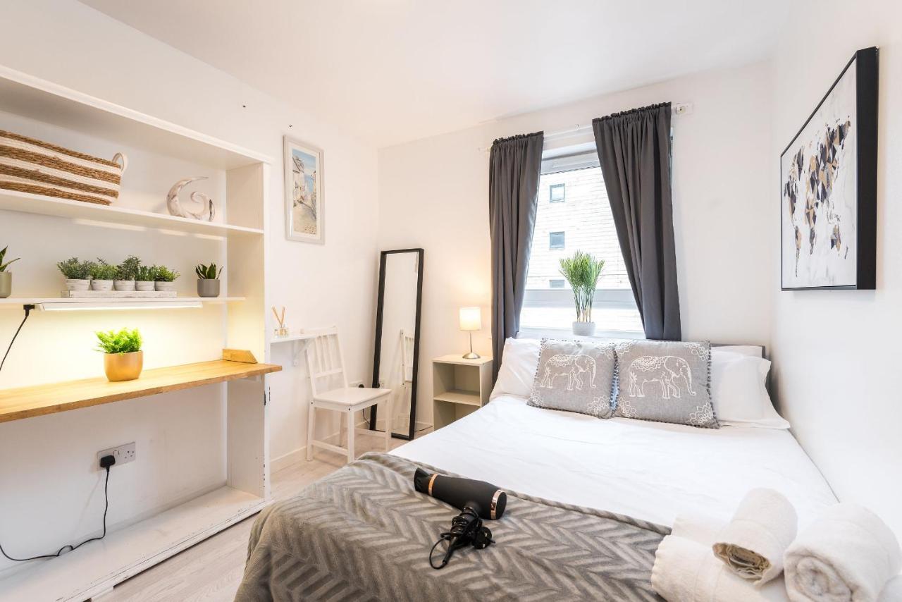 Modern Spacious 3 Bedroom City Centre Apartment - Free Parking - Private Balcony Edinburgh Bagian luar foto